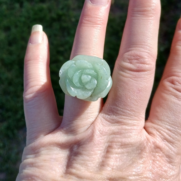New Hand Carved Flower Green Aventurine Ring. - Picture 6 of 16